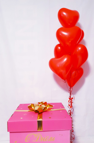 Коробка для шаров 60*60*60, Розовая с оформлением и сердцами. фото 2